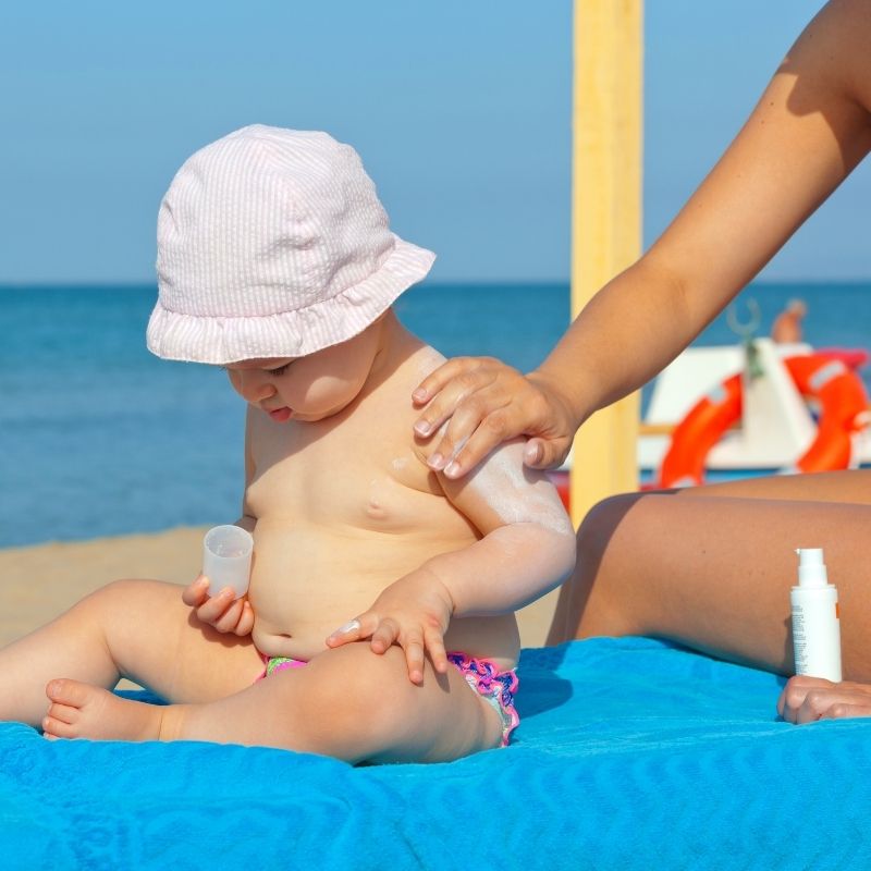 Crème solaire pour bébé : le top 3 des meilleurs produits de